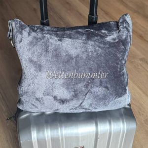 2-in-1 Reisekissen und Reisedecke, personalisierbar mit Namen