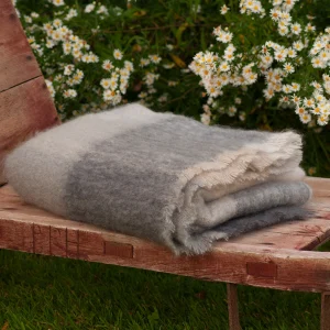 Beige Mohairdecke mit grauen Elementen